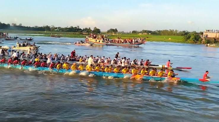 হাওরে নৌকা বাইচ
